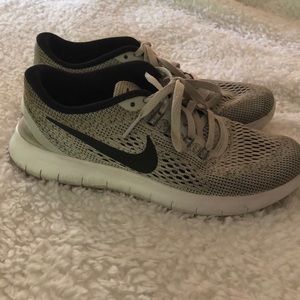 size 7 Nike tennis shoes